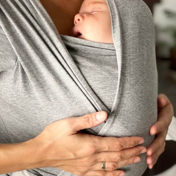 imagen de bebe porteado con colicos de lactante